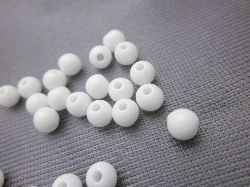 画像1: ビーズクラブ プラスチックビーズ 白 丸型 6mm 100個 (1)