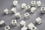 画像3: ビーズクラブ ロンデル メタルビーズ キューブ型 アルファベット 「P」 シルバー 7mm 1個 イニシャル ブレスレット (3)