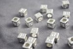 画像2: ビーズクラブ ロンデル メタルビーズ キューブ型 アルファベット 「P」 シルバー 7mm 1個 イニシャル ブレスレット (2)