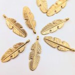 画像1: ビーズクラブ チャーム 羽 はね 小 アンティークゴールド 28mm 10個セット チャーム キーホルダー ネックレス 飾り ピアス (1)