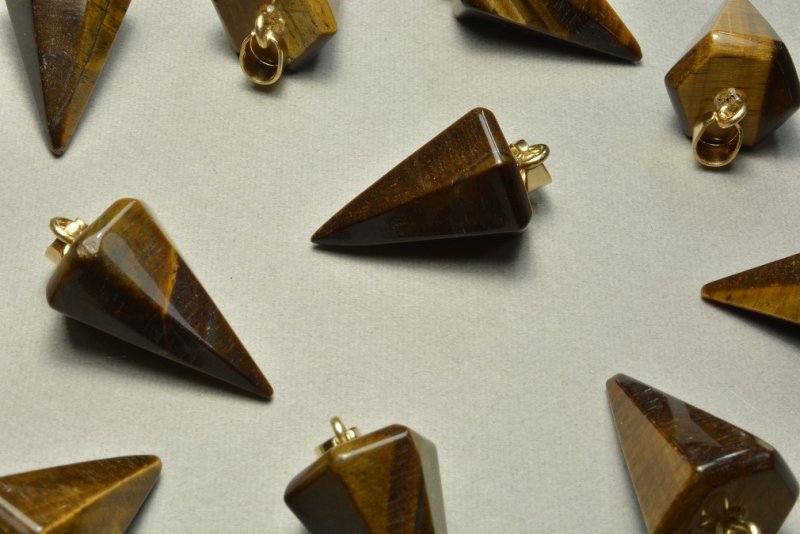 画像2: ビーズクラブ タイガーアイ ペンダントトップ 角錐 金 金具付 22mm 1個 パワーストーン  天然石 (2)