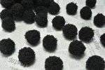 画像1: ビーズクラブ プードルファーボール ブラック 2個 20mm ボア ポンポン チャーム 服飾素材 (1)