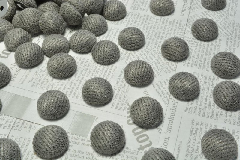 画像1: ビーズクラブ ドーム型 コーデュロイ カボション グレー 15mm 2個 ボタン ピアス イヤリング ラウンド パーツ (1)