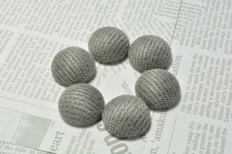 画像2: ビーズクラブ ドーム型 コーデュロイ カボション グレー 15mm 2個 ボタン ピアス イヤリング ラウンド パーツ (2)