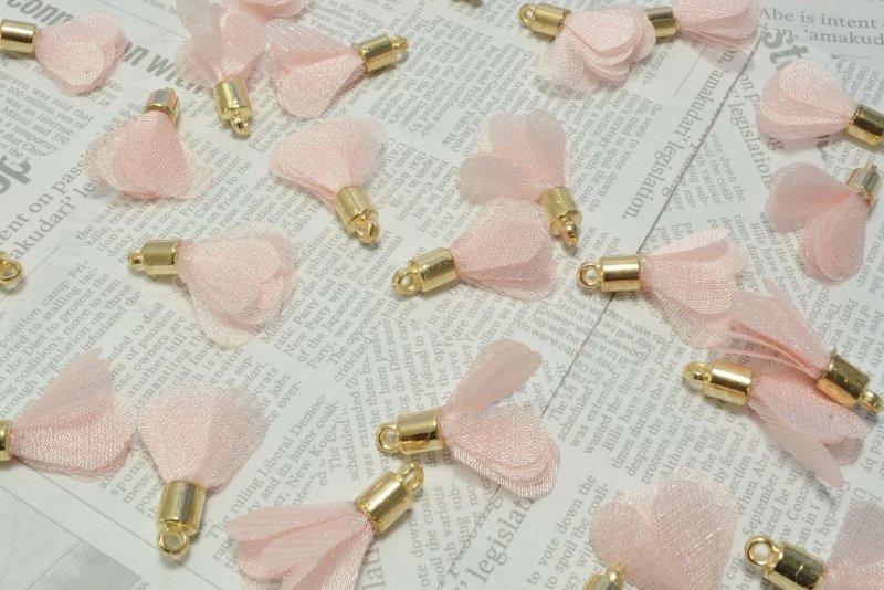 画像1: ビーズクラブ レースフラワー タッセル チャーム サーモンピンク 2個 28mm ピアス イヤリング ゴールド 花 パーツ (1)