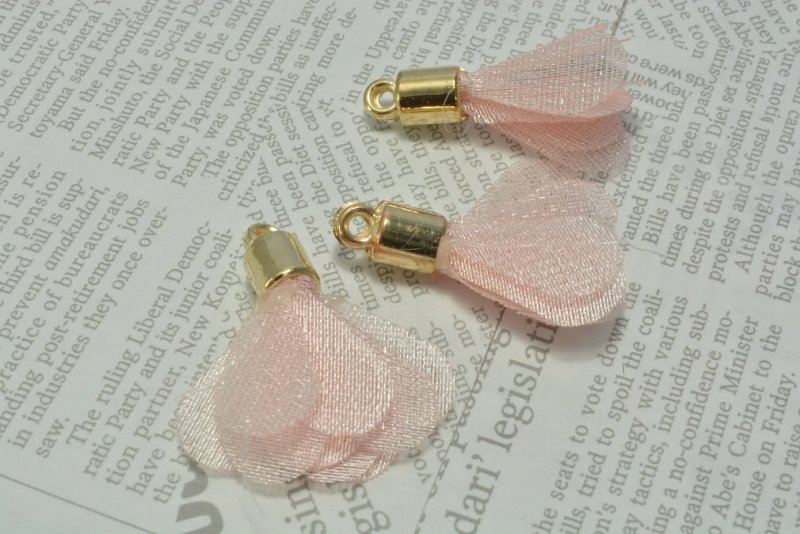 画像2: ビーズクラブ レースフラワー タッセル チャーム サーモンピンク 2個 28mm ピアス イヤリング ゴールド 花 パーツ (2)
