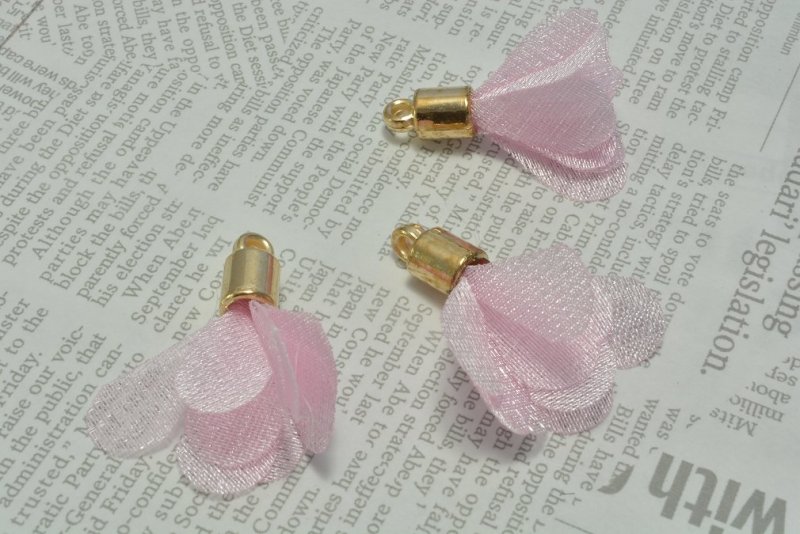 画像1: ビーズクラブ レースフラワー タッセル チャーム ピンク 2個 28mm ピアス イヤリング ゴールド 花 パーツ (1)