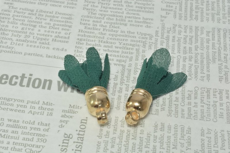 画像1: ビーズクラブ 花びら タッセル チャーム グリーン 2個 26mm ピアス イヤリング ゴールド 花 パーツ (1)