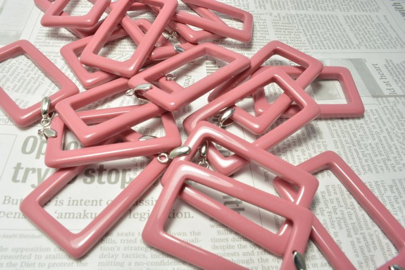 画像1: ビーズクラブ アクリル スクエア リング チャーム 大 シルバー ピンク 49mm 2個 チャーム キーホルダー ネックレス 飾り ピアス (1)
