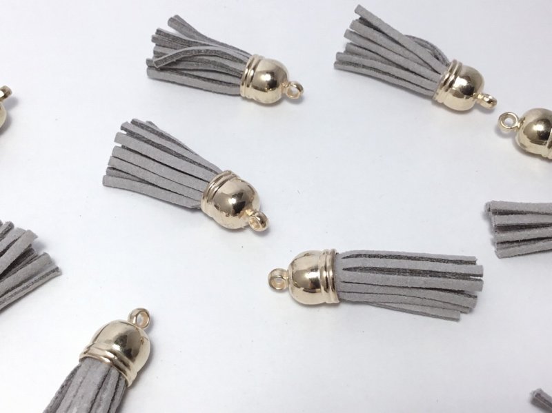 画像2: 2個 ミニ スエード タッセル チャーム NO.34 ライトグレー 37mm ピアス イヤリング ゴールド ビーズクラブ (2)