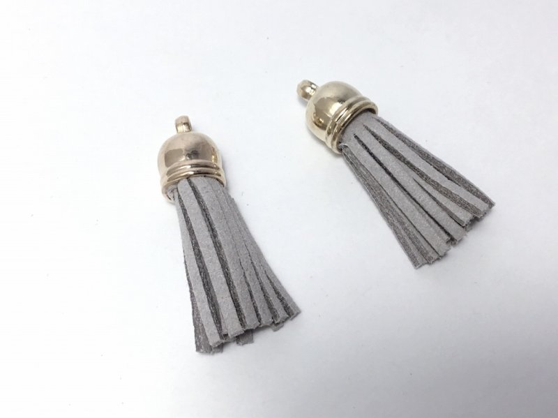 画像3: 2個 ミニ スエード タッセル チャーム NO.34 ライトグレー 37mm ピアス イヤリング ゴールド ビーズクラブ (3)