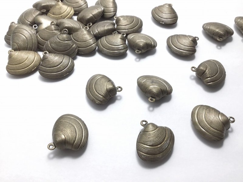 画像1: 1個 ビーズクラブ チャーム 貝殻 金古美 19mm ハワイ パーツ ハンドメイド 材料 ペンダント キーホルダー (1)