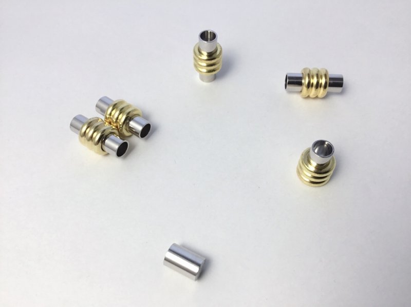 画像1: 5個 ビーズクラブ 中留めパーツ マグネットクラスプ NO.2 3本2色 ゴールド ヒモ用 バイカラー 18mm ブレスレット ネックレス 磁石 留め金具 接続金具 基礎パーツ (1)