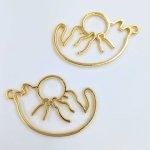 画像4: レジン枠 ボールで遊ぶ猫 ゴールド 4個 約40×26mm カン内径約2mm レジンフレーム 空枠 カン付チャーム ハンドメイド アクセサリーパーツ ビーズクラブ (4)