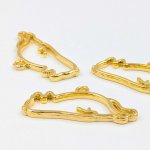 画像5: レジン枠 リラックス猫 ゴールド 4個 約17×35mm カン内径約2mm レジンフレーム 空枠 ネコ 猫 カン付チャーム ハンドメイド アクセサリーパーツ ビーズクラブ (5)