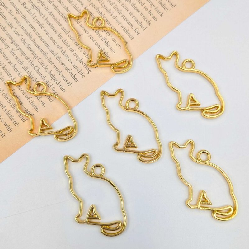 画像1: レジン枠 おすわり猫 ゴールド 4個 約40×33mm カン内径約2mm レジンフレーム 空枠 ネコ 猫 カン付チャーム ハンドメイド アクセサリーパーツ ビーズクラブ (1)