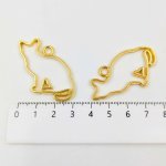 画像2: レジン枠 おすわり猫 ゴールド 4個 約40×33mm カン内径約2mm レジンフレーム 空枠 ネコ 猫 カン付チャーム ハンドメイド アクセサリーパーツ ビーズクラブ (2)