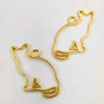 画像4: レジン枠 おすわり猫 ゴールド 4個 約40×33mm カン内径約2mm レジンフレーム 空枠 ネコ 猫 カン付チャーム ハンドメイド アクセサリーパーツ ビーズクラブ (4)