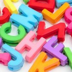 画像3: アクリルビーズ アルファベット型 B-24 ビビッドカラー イニシャル 約12mm 100個セット ハンドメイド アクセサリーパーツ プラスチックビーズ ビーズクラブ (3)