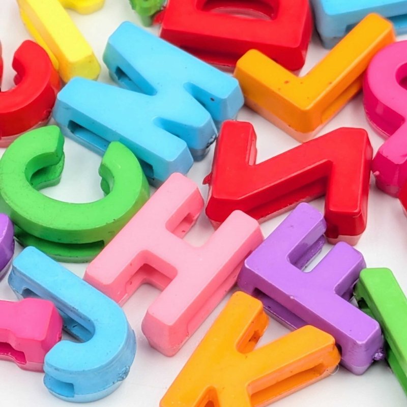 画像3: アクリルビーズ アルファベット型 B-24 ビビッドカラー イニシャル 約12mm 100個セット ハンドメイド アクセサリーパーツ プラスチックビーズ ビーズクラブ (3)