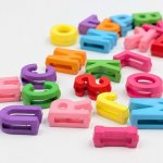 画像4: アクリルビーズ アルファベット型 B-24 ビビッドカラー イニシャル 約12mm 100個セット ハンドメイド アクセサリーパーツ プラスチックビーズ ビーズクラブ (4)