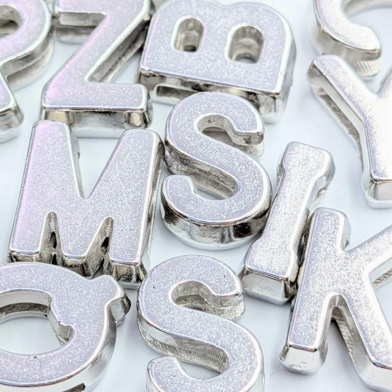 画像3: アクリルビーズ アルファベット型 B-25 シルバー イニシャル 約12mm 100個セット ハンドメイド アクセサリーパーツ プラスチックビーズ ビーズクラブ (3)