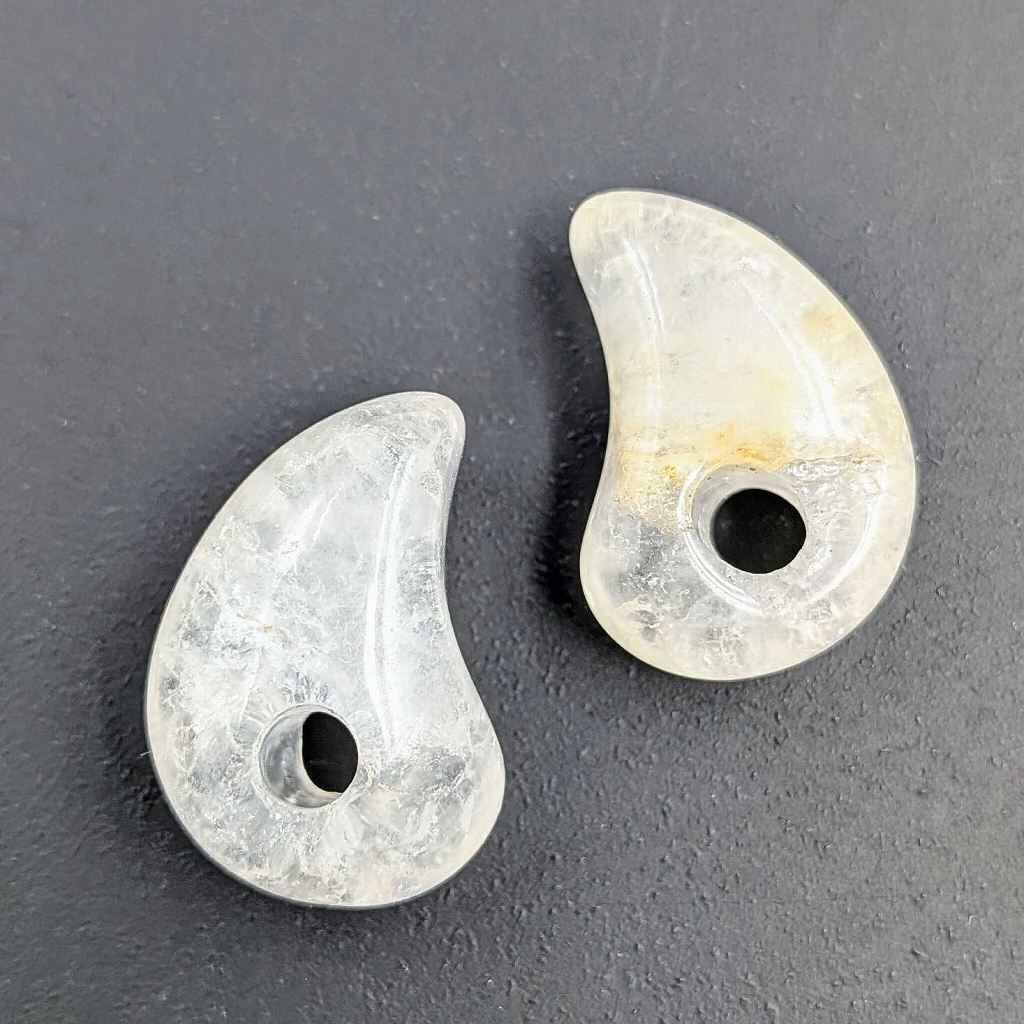 勾玉 ホワイトクォーツ 2個 約18×12mm 穴径約3mm ホワイト 白色